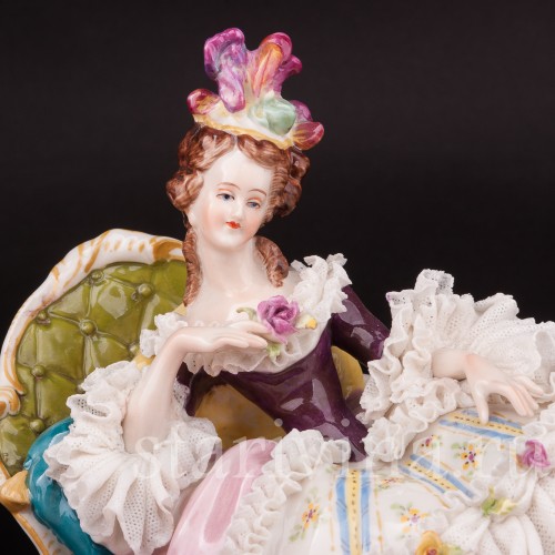 Фарфоровая статуэтка Девушка, лежащая на оттоманке, кружевная, Volkstedt, Германия, вт. пол. 20 в.