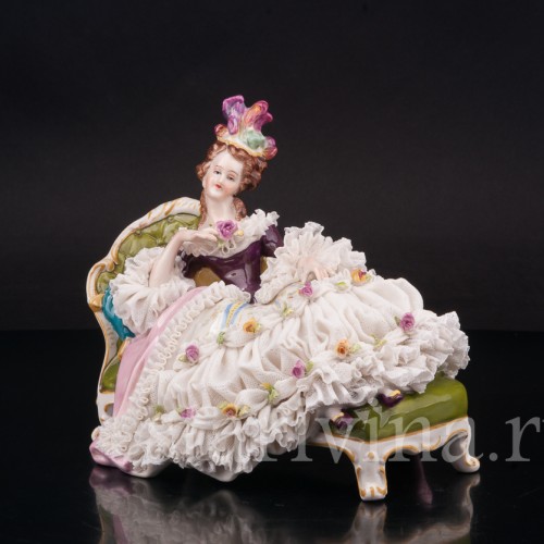 Фарфоровая статуэтка Девушка, лежащая на оттоманке, кружевная, Volkstedt, Германия, вт. пол. 20 в.