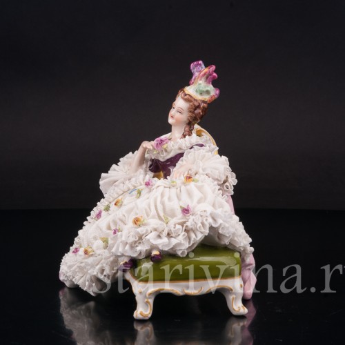 Фарфоровая статуэтка Девушка, лежащая на оттоманке, кружевная, Volkstedt, Германия, вт. пол. 20 в.