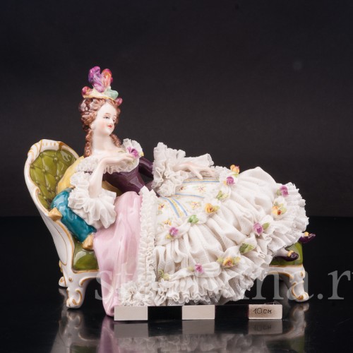 Фарфоровая статуэтка Девушка, лежащая на оттоманке, кружевная, Volkstedt, Германия, вт. пол. 20 в.