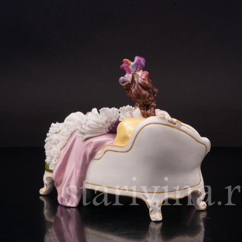 Фарфоровая статуэтка Девушка, лежащая на оттоманке, кружевная, Volkstedt, Германия, вт. пол. 20 в.