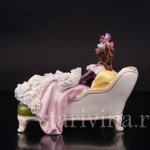 Фарфоровая статуэтка Девушка, лежащая на оттоманке, кружевная, Volkstedt, Германия, вт. пол. 20 в.