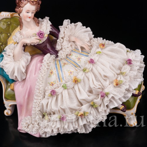 Фарфоровая статуэтка Девушка, лежащая на оттоманке, кружевная, Volkstedt, Германия, вт. пол. 20 в.