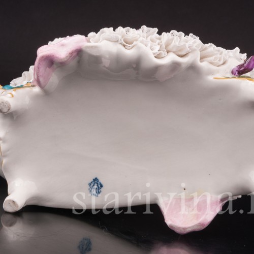 Фарфоровая статуэтка Девушка, лежащая на оттоманке, кружевная, Volkstedt, Германия, вт. пол. 20 в.