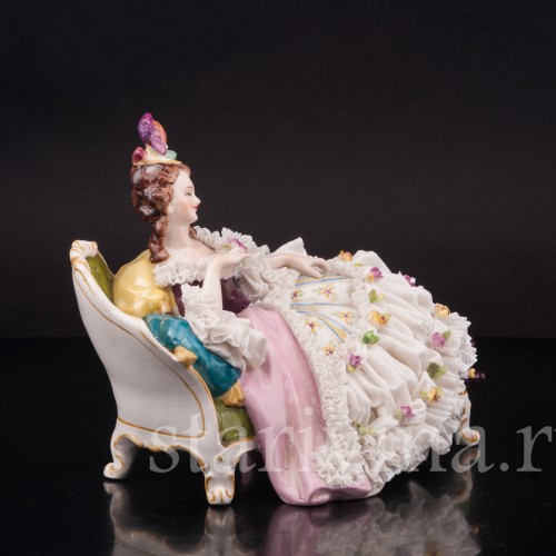 Фарфоровая статуэтка Девушка, лежащая на оттоманке, кружевная, Volkstedt, Германия, вт. пол. 20 в.