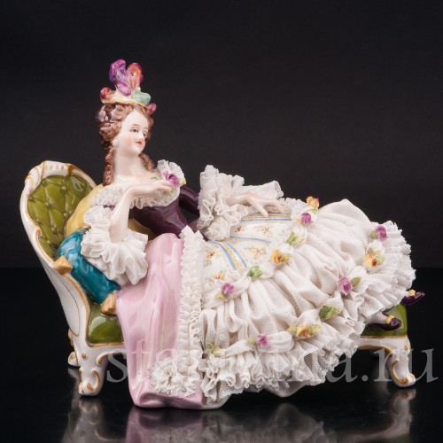Фарфоровая статуэтка Девушка, лежащая на оттоманке, кружевная, Volkstedt, Германия, вт. пол. 20 в.