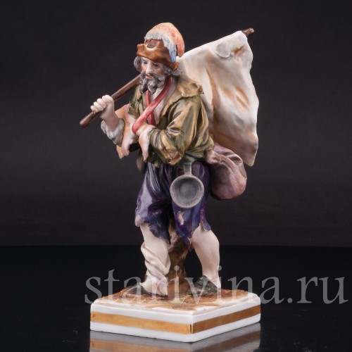 Статуэтка из фарфора Нищий с флагом, Дрезден, Германия, нач. 20 в.