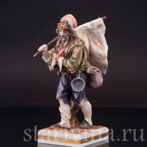 Статуэтка из фарфора Нищий с флагом, Дрезден, Германия, нач. 20 в.