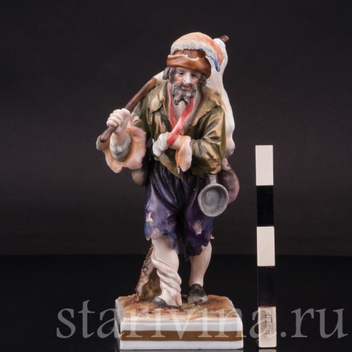 Статуэтка из фарфора Нищий с флагом, Дрезден, Германия, нач. 20 в.