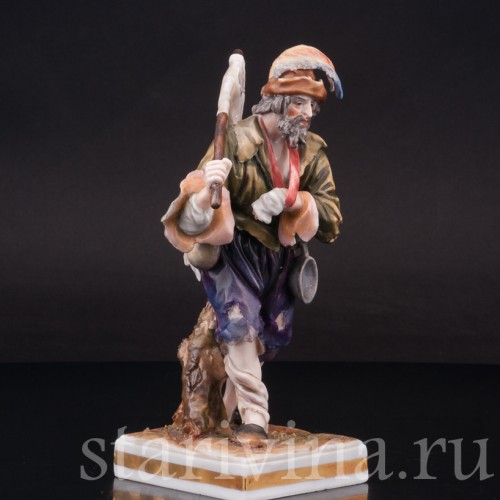 Статуэтка из фарфора Нищий с флагом, Дрезден, Германия, нач. 20 в.