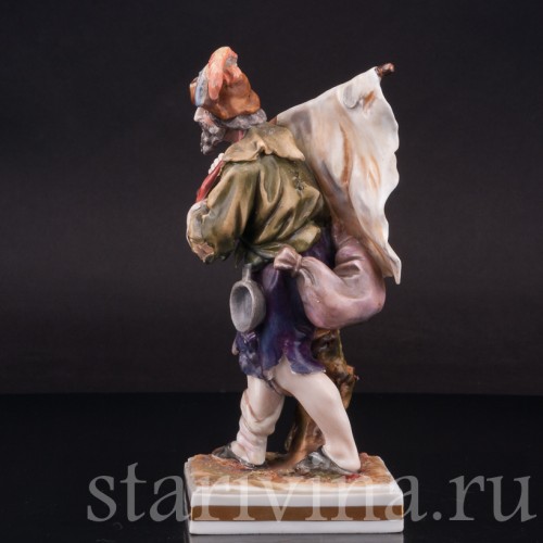 Статуэтка из фарфора Нищий с флагом, Дрезден, Германия, нач. 20 в.