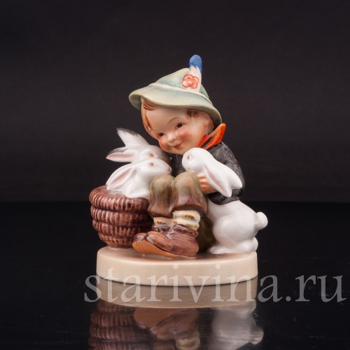 Фарфоровая фигурка Мальчик с кроликами, Goebel, Германия, 1958 год.