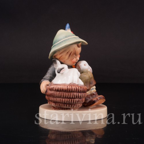 Фарфоровая фигурка Мальчик с кроликами, Goebel, Германия, 1958 год.