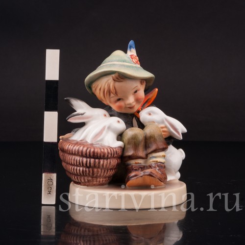 Фарфоровая фигурка Мальчик с кроликами, Goebel, Германия, 1958 год.