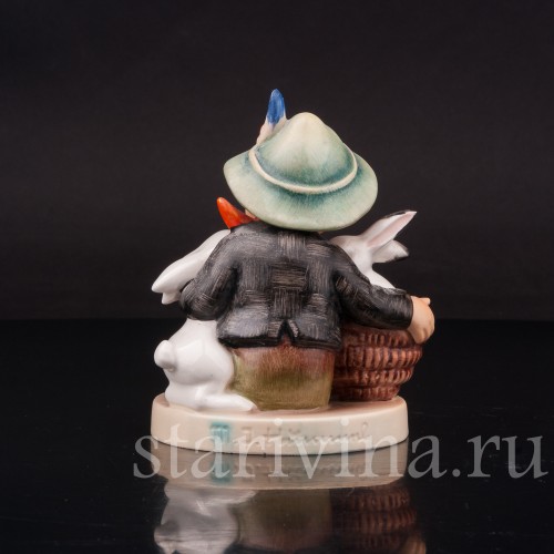 Фарфоровая фигурка Мальчик с кроликами, Goebel, Германия, 1958 год.