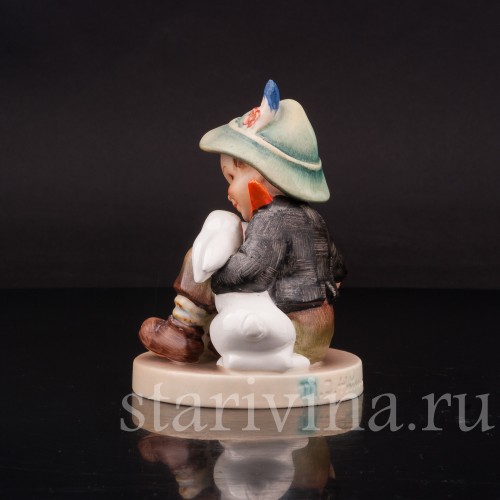 Фарфоровая фигурка Мальчик с кроликами, Goebel, Германия, 1958 год.
