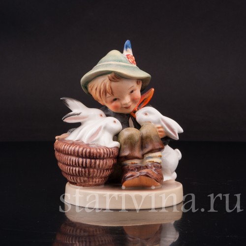 Фарфоровая фигурка Мальчик с кроликами, Goebel, Германия, 1958 год.