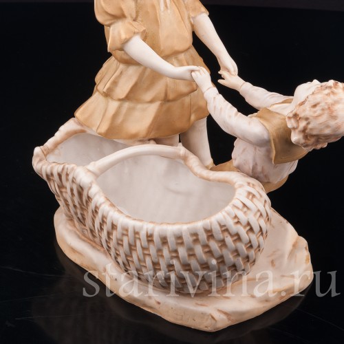 Фарфоровая статуэтка Детство, Ernst Wahliss, Австрия, 1900 гг.