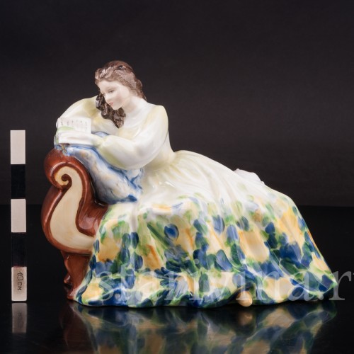 Фигурка из фарфора Уединение, девушка, читающая книгу, Royal Doulton, Великобритания, 1976-83 гг.