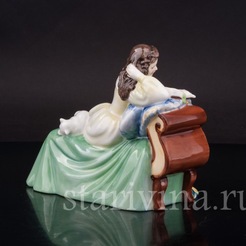 Фигурка из фарфора Уединение, девушка, читающая книгу, Royal Doulton, Великобритания, 1976-83 гг.