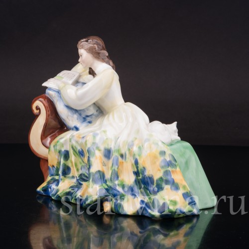 Фигурка из фарфора Уединение, девушка, читающая книгу, Royal Doulton, Великобритания, 1976-83 гг.