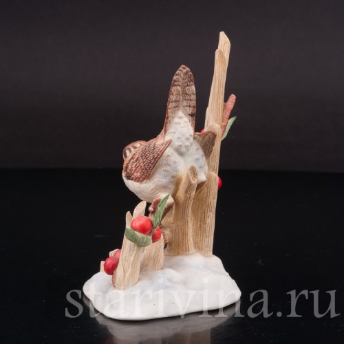 Фигурка птицы из фарфора Крапивник в ягодах, Lenox США, 1990 г.