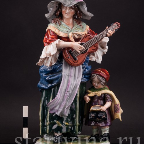 Фарфоровая статуэтка Женщина с гитарой и ребёнком, Ernst Bohne Sohne, Германия, нач. 20 века.