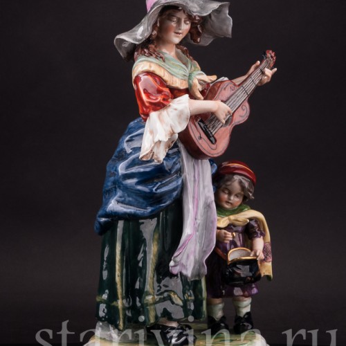 Фарфоровая статуэтка Женщина с гитарой и ребёнком, Ernst Bohne Sohne, Германия, нач. 20 века.