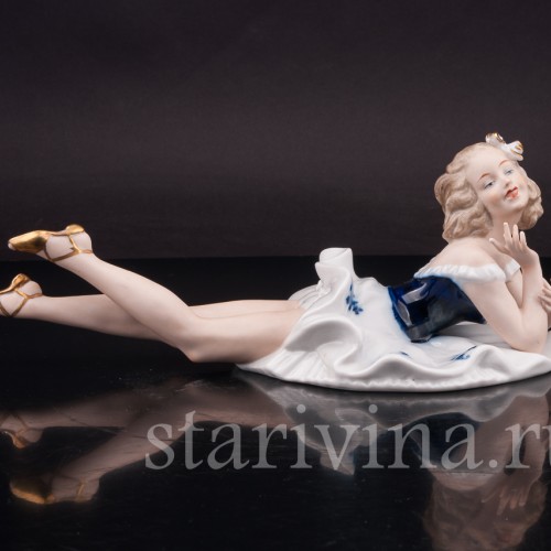 Фигурка из фарфора, На лужайке, лежащая девушка Wallendorf, Германия, 1960 гг.