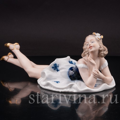 Фигурка из фарфора, На лужайке, лежащая девушка Wallendorf, Германия, 1960 гг.