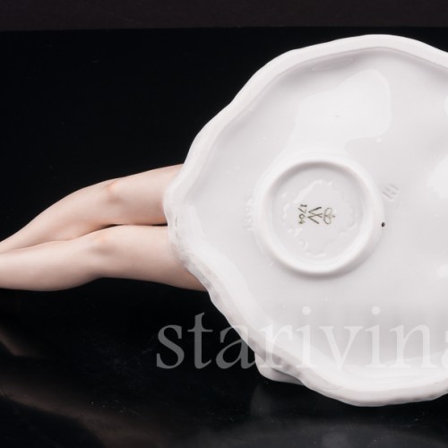 Фигурка из фарфора, На лужайке, лежащая девушка Wallendorf, Германия, 1960 гг.