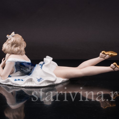 Фигурка из фарфора, На лужайке, лежащая девушка Wallendorf, Германия, 1960 гг.
