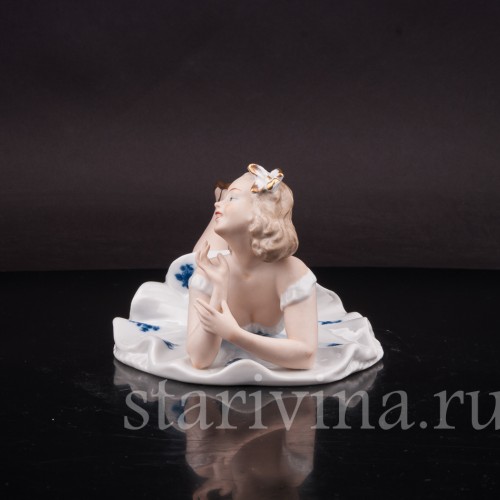 Фигурка из фарфора, На лужайке, лежащая девушка Wallendorf, Германия, 1960 гг.