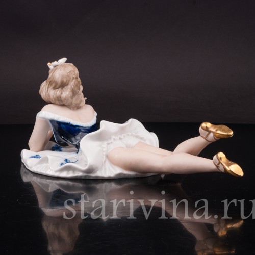 Фигурка из фарфора, На лужайке, лежащая девушка Wallendorf, Германия, 1960 гг.