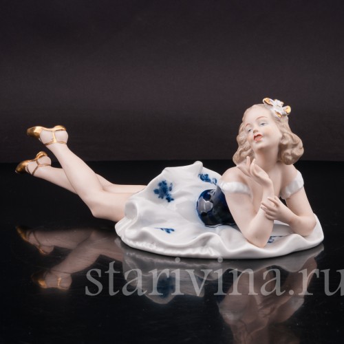 Фигурка из фарфора, На лужайке, лежащая девушка Wallendorf, Германия, 1960 гг.