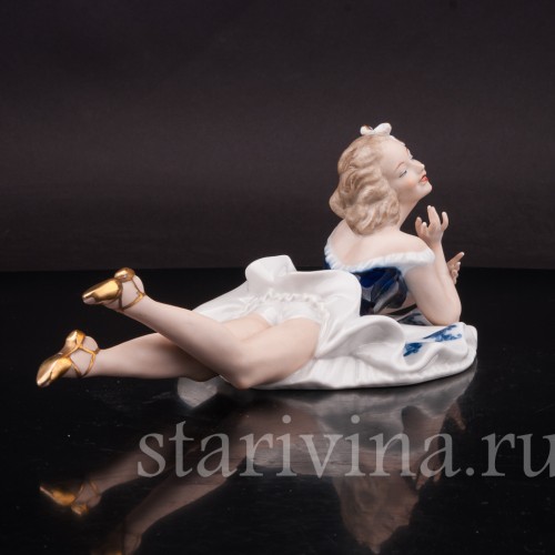 Фигурка из фарфора, На лужайке, лежащая девушка Wallendorf, Германия, 1960 гг.