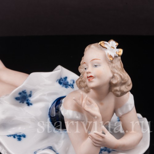 Фигурка из фарфора, На лужайке, лежащая девушка Wallendorf, Германия, 1960 гг.
