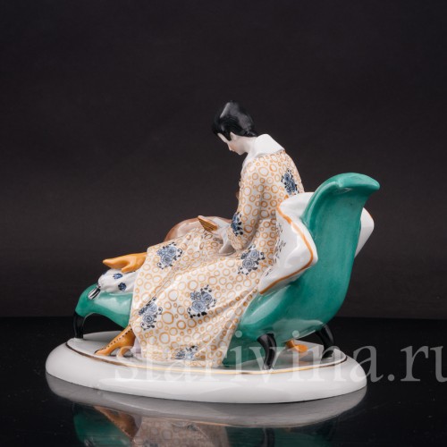 Фарфоровая статуэтка Девушка с собакой, читающая книгу, Goebel, Германия, 1919 - 1937 гг.