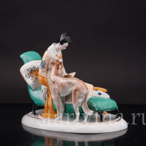 Фарфоровая статуэтка Девушка с собакой, читающая книгу, Goebel, Германия, 1919 - 1937 гг.