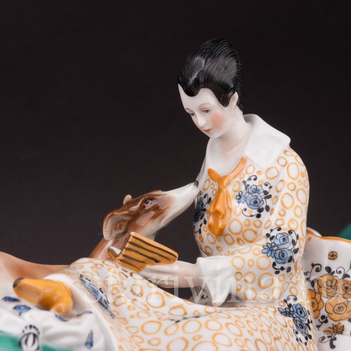 Фарфоровая статуэтка Девушка с собакой, читающая книгу, Goebel, Германия, 1919 - 1937 гг.