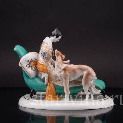 Фарфоровая статуэтка Девушка с собакой, читающая книгу, Goebel, Германия, 1919 - 1937 гг.