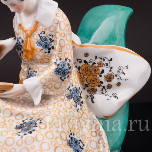 Фарфоровая статуэтка Девушка с собакой, читающая книгу, Goebel, Германия, 1919 - 1937 гг.