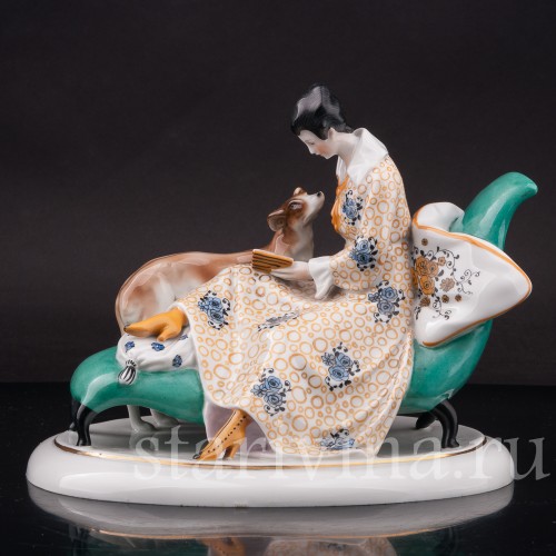 Фарфоровая статуэтка Девушка с собакой, читающая книгу, Goebel, Германия, 1919 - 1937 гг.
