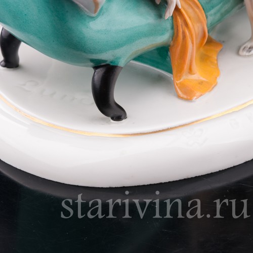 Фарфоровая статуэтка Девушка с собакой, читающая книгу, Goebel, Германия, 1919 - 1937 гг.