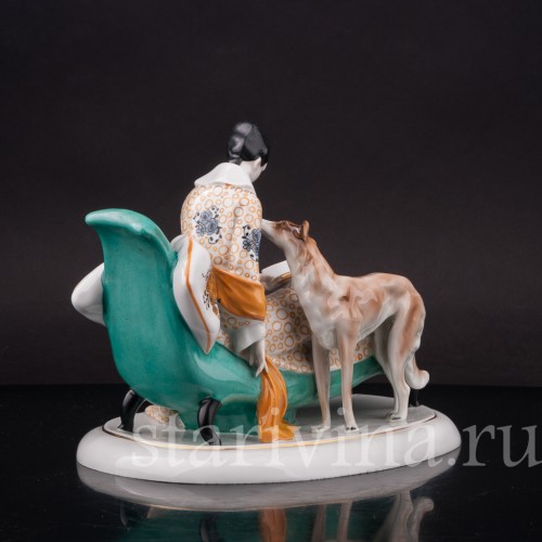 Фарфоровая статуэтка Девушка с собакой, читающая книгу, Goebel, Германия, 1919 - 1937 гг.