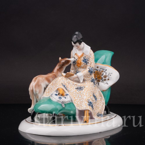 Фарфоровая статуэтка Девушка с собакой, читающая книгу, Goebel, Германия, 1919 - 1937 гг.