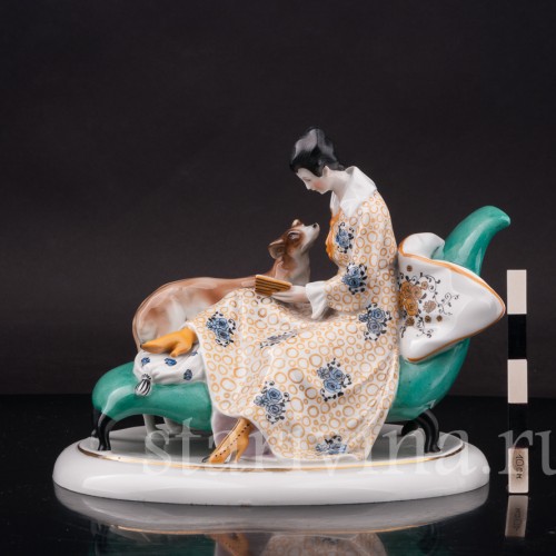 Фарфоровая статуэтка Девушка с собакой, читающая книгу, Goebel, Германия, 1919 - 1937 гг.