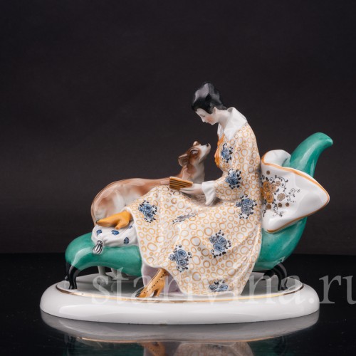 Фарфоровая статуэтка Девушка с собакой, читающая книгу, Goebel, Германия, 1919 - 1937 гг.