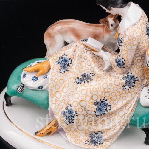 Фарфоровая статуэтка Девушка с собакой, читающая книгу, Goebel, Германия, 1919 - 1937 гг.