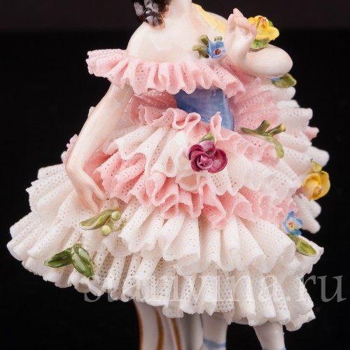 Статуэтка из фарфора Девушка, кружевная миниатюра, Volkstedt, Германия, вт. пол. 20 в.